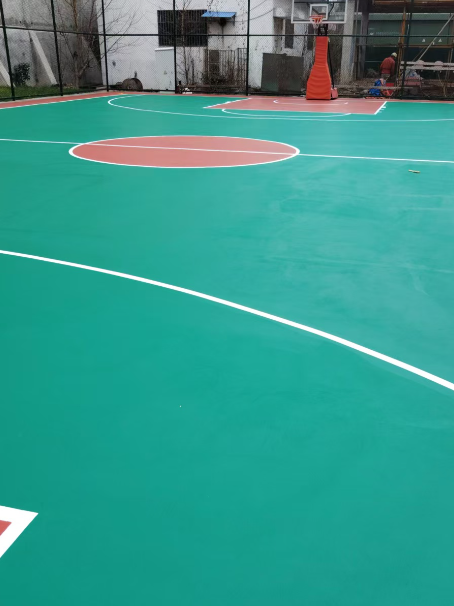 临湘 球场长期使用易出现地面开裂